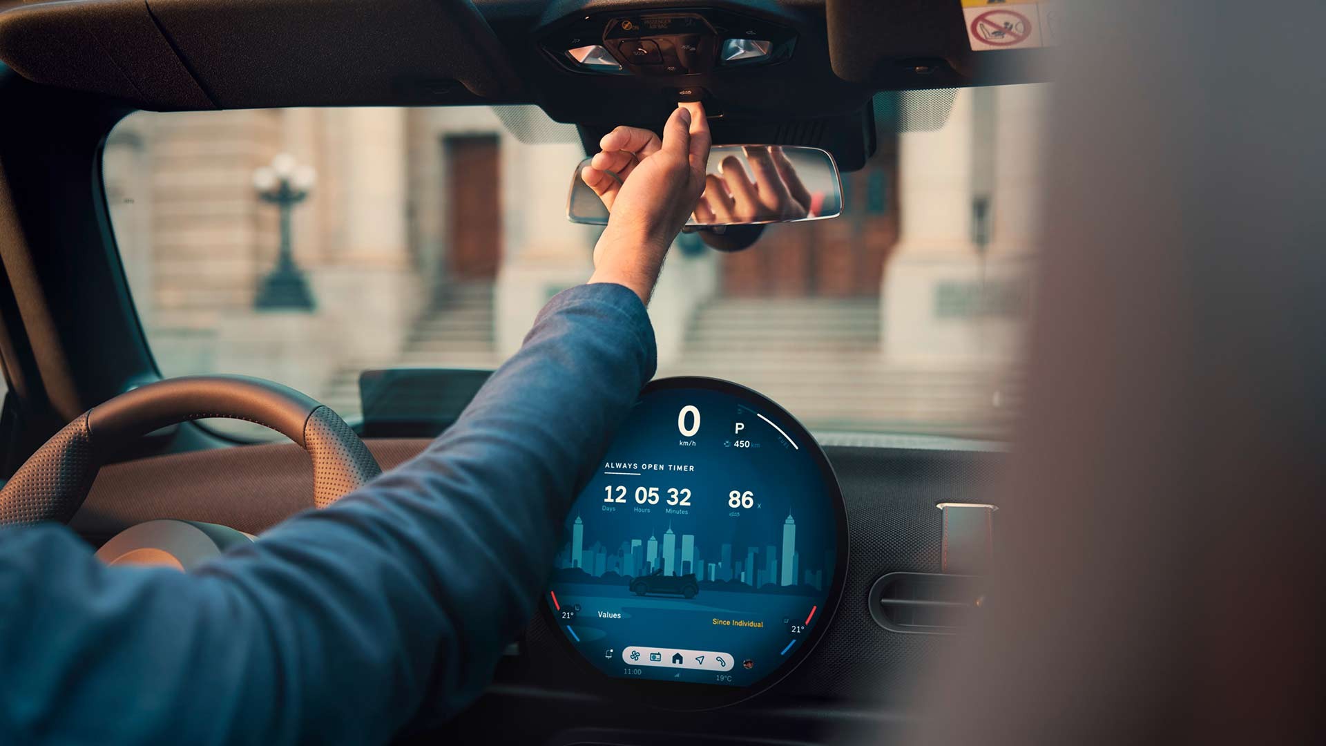 Detailansicht des MINI Cooper Cabrio mit aktivierten LED-Scheinwerfern